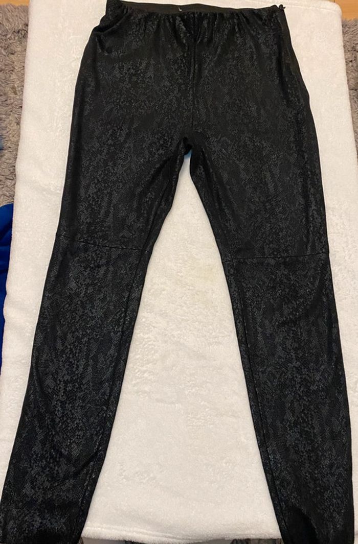 Jolie bas tregging motifs serpent 🐍 - photo numéro 2