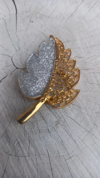 Broche vintage dorée foulard