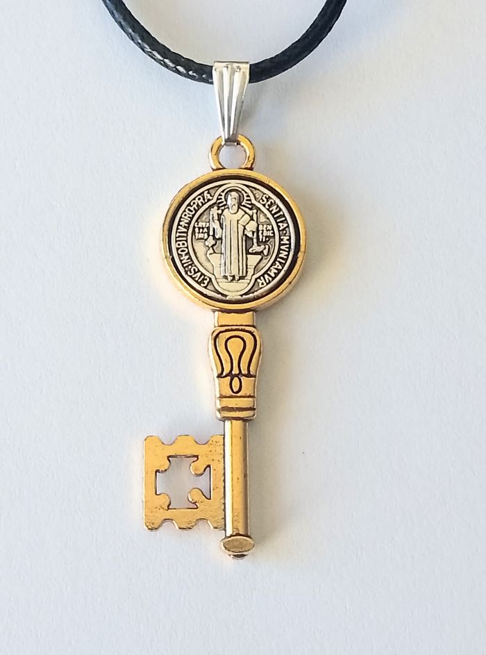 Collier corde de cire + pendentif religieux