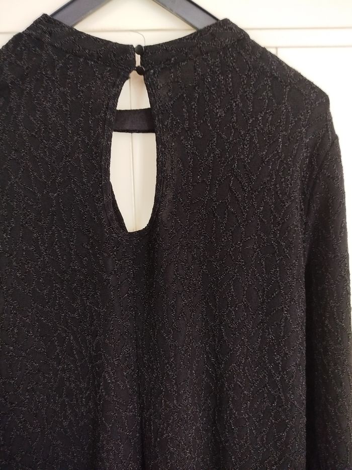 Robe noire avec motif relief - photo numéro 2