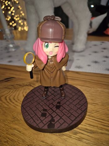 Figurine détective anya spy x family