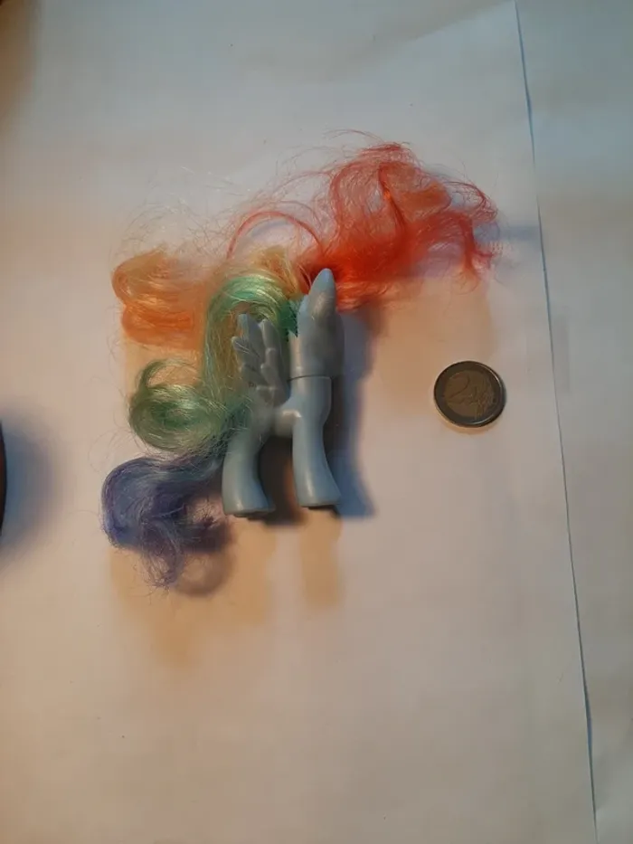 Figurine petit poney arc-en-ciel 2010 - photo numéro 2