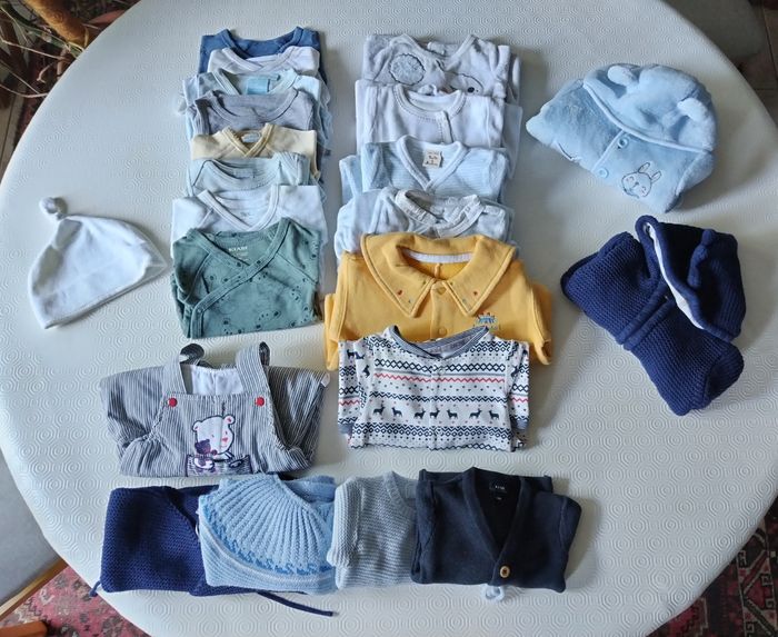 Lot complet de vêtements taille 1 mois