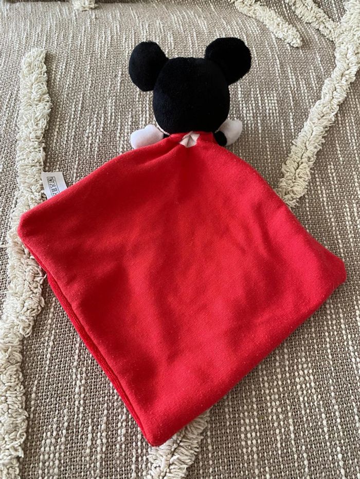 Peluche doudou plat 32cm Disney Mickey souris rouge et noir parfait état - photo numéro 3