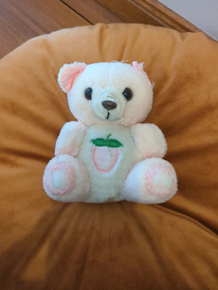 Vieil ours peluche vintage rose fraise