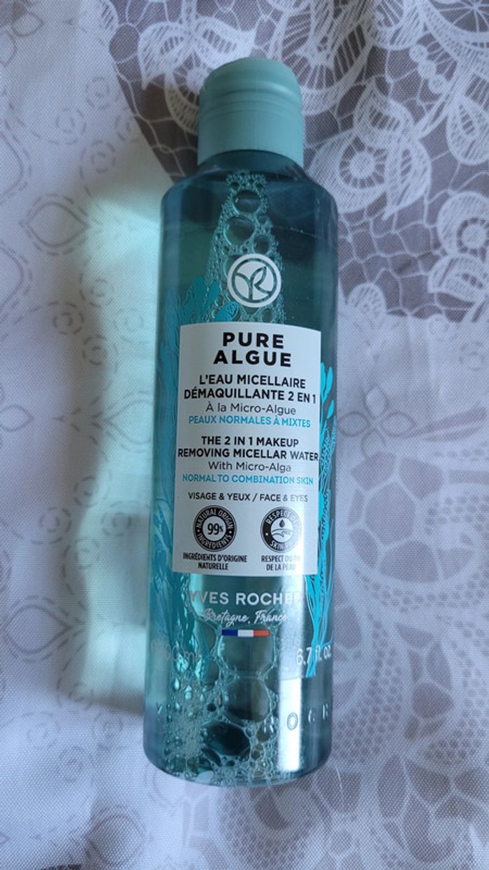 Eau miscellaire démaquillante.