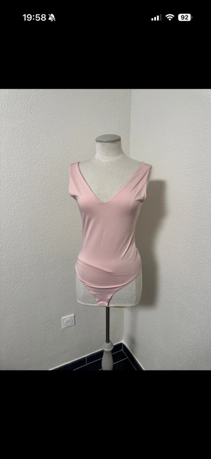 Bodies rose avec doublure col en v bouton de pression