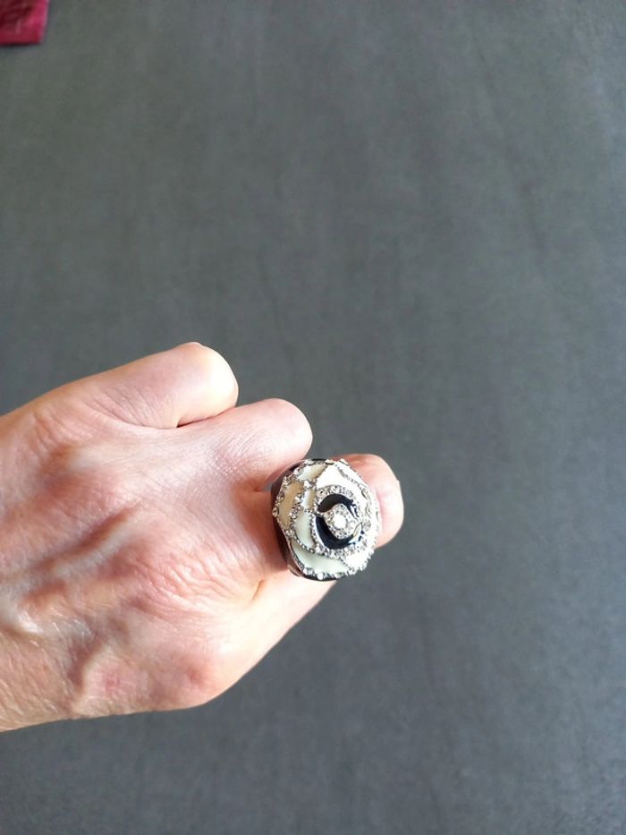 Bague noire et blanche avec strass - photo numéro 7