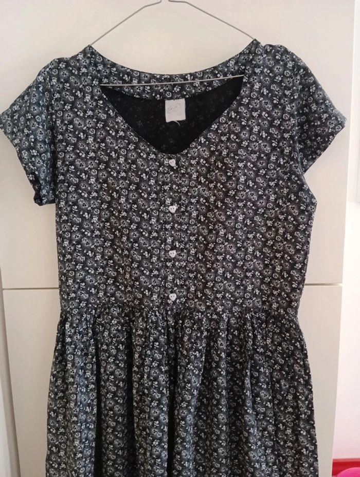 Robe boutonnée vintage noire fleurs blanches en viscose taille 40 - photo numéro 3