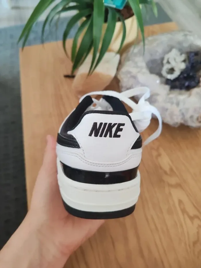 Nike Air Force Gamma Noir et Blanche neuve taille 40 - photo numéro 12