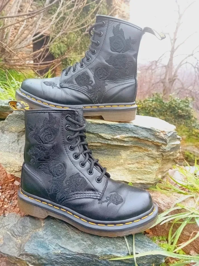 Dr. Martens vonda roses brodées noires 36