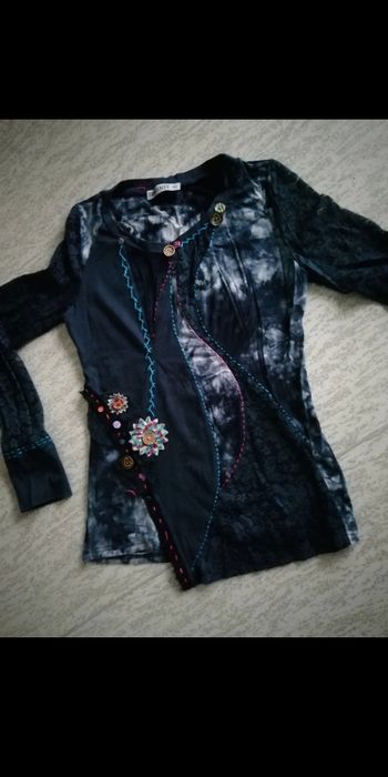 HAUT manches en dentelle style DESIGUAL