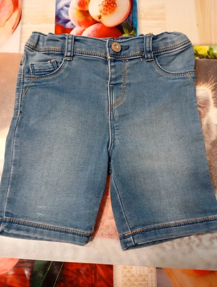 Short en jean neuf taille 86 CMS (2 ans )