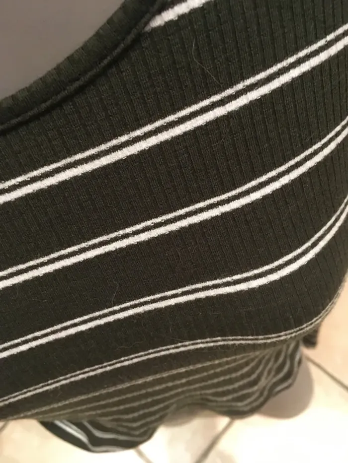 Très joli haut court côtelé de chez Tally Weilj en 40L excellent état - photo numéro 2