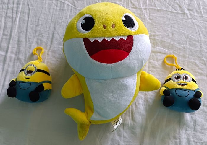 Lot de peluches Baby Shark et Minions - photo numéro 9