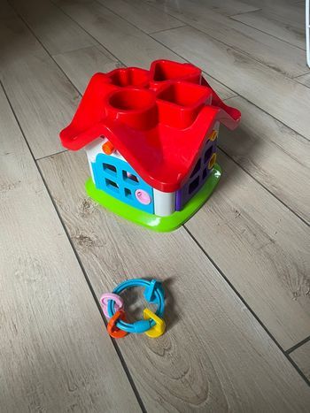 Maison boîte à formes avec clés 