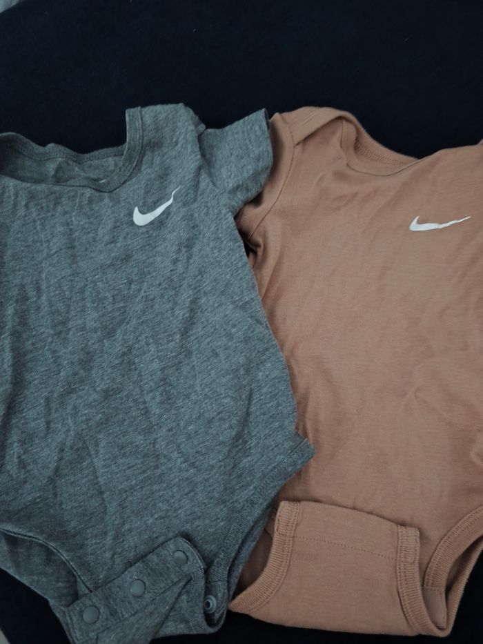 Lot de 2 boby bébé 6 mois Nike