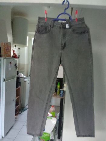 Jeans pull et bear taille 38 couleur gris