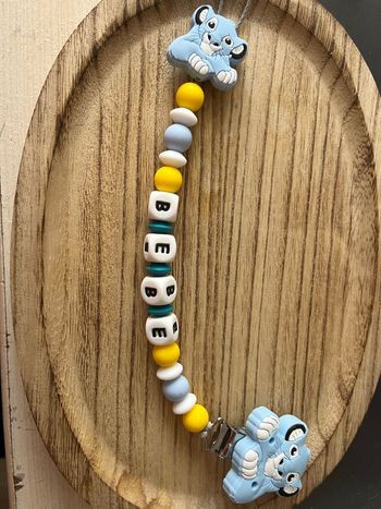 Attache tétine roi loin