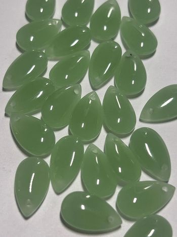 A804, 25 pampilles de verre, vert clair