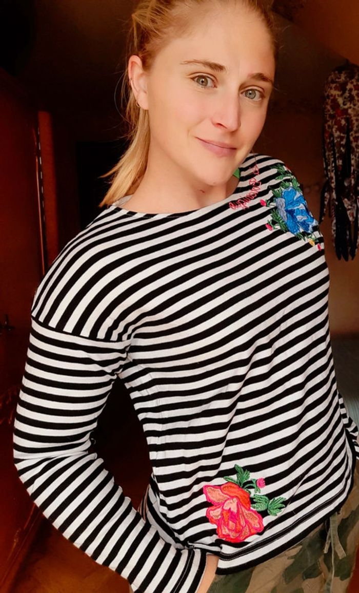 Sweat H&M rayée broderie M - photo numéro 3