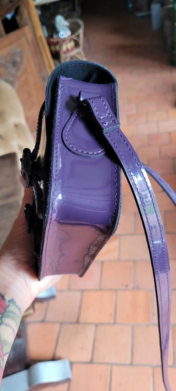 Petit sac sacoche Dr Martens cuir vernis violet - photo numéro 6