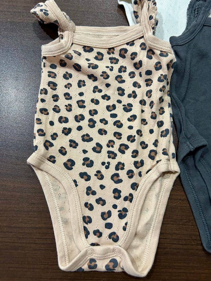 Lot de bodies bébé fille 3 mois - photo numéro 2