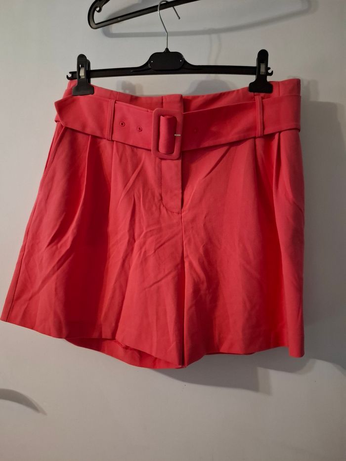 Short taille 42 avec ceinture en très bon état - photo numéro 1