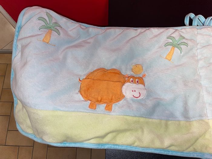 Tour de lit velours bleu et jaune motif animaux – bon état - photo numéro 5