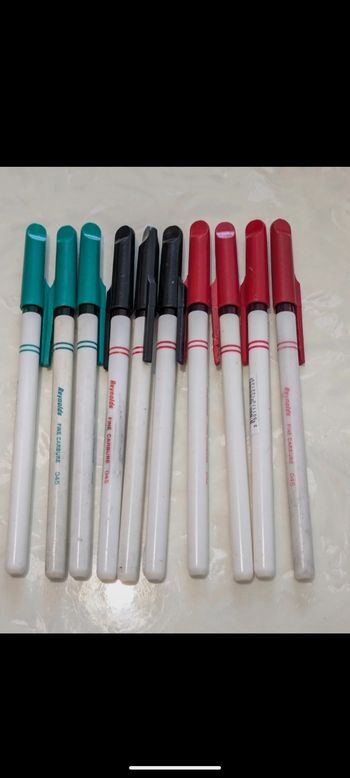 Lot de 10 stylos Reynolds, verts et rouges.