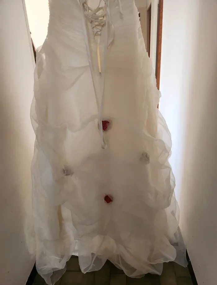 Robe de mariée blanche avec fleurs rouges taille 48 à 54 laçage dos en bon état Cosmobella - photo numéro 9