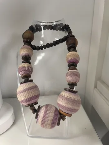 Collier en bois perles et laine