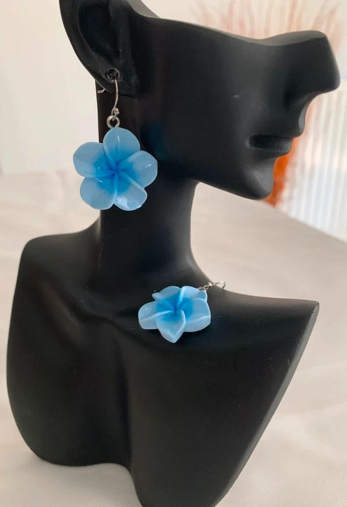 Boucles d’oreilles pendantes fleur d’hibiscus bleue claire - photo numéro 3