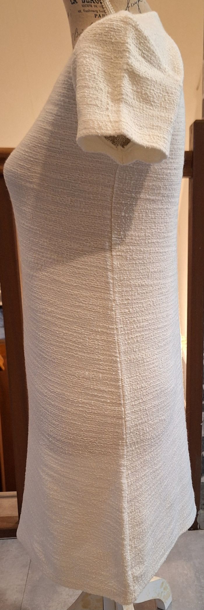 Robe courte blanche au tissu gaufré - photo numéro 3
