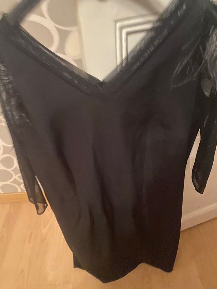 Robe noire avec plume