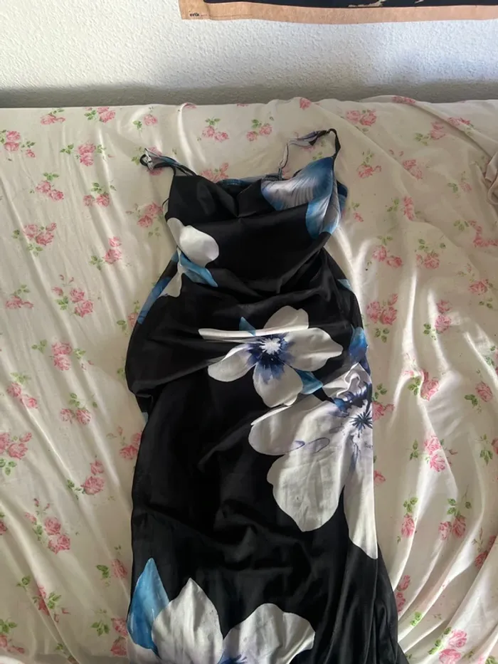 Vestido negro con detalles florales azules - photo numéro 3