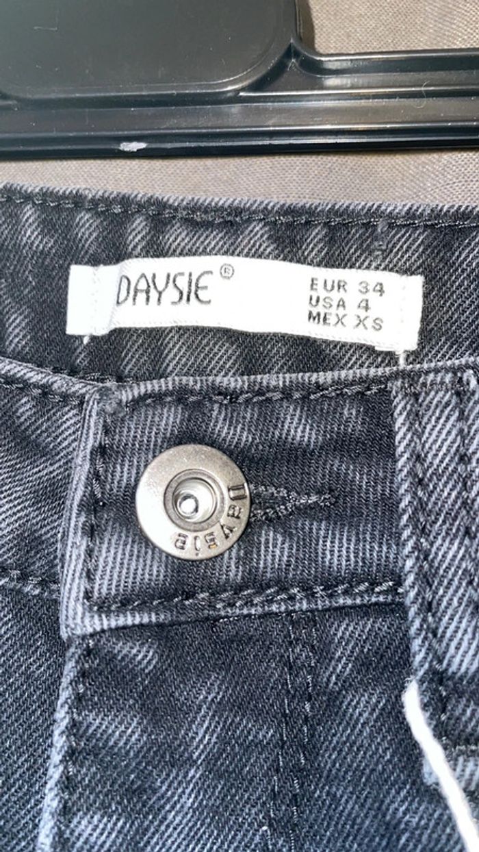 Short en jean troué - photo numéro 3