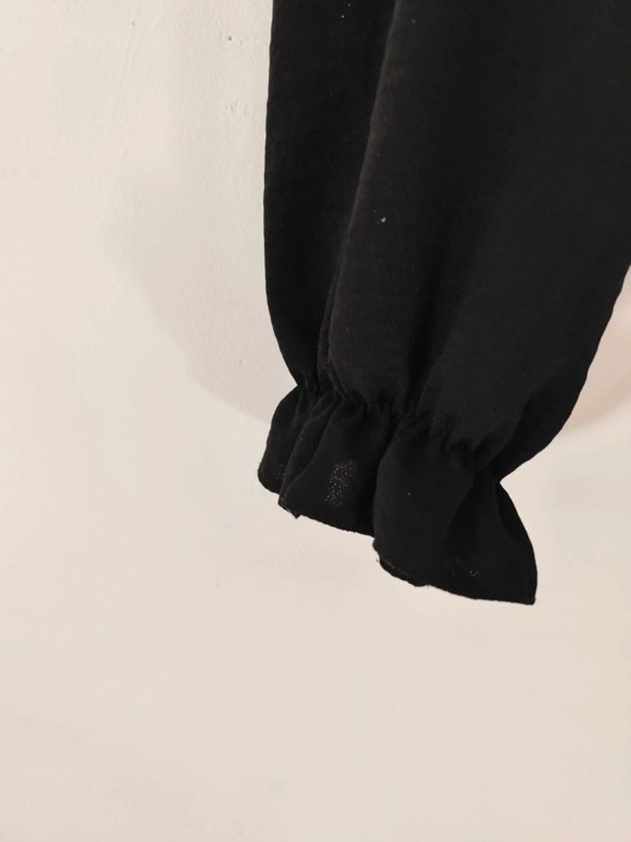 Blouse noire ras de cou froufrous - photo numéro 2