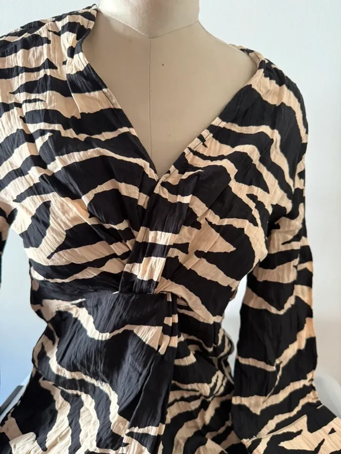 Robe H&M Motif Zèbre Beige & Noir - Froncée, Col V - Taille XS - photo numéro 2