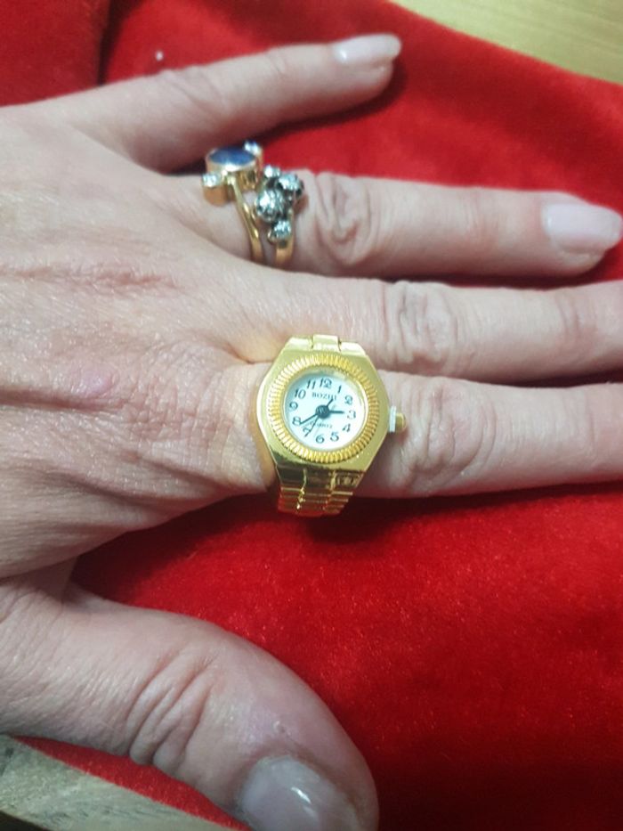 Montre bague acier doré ronde fond blanc - photo numéro 3