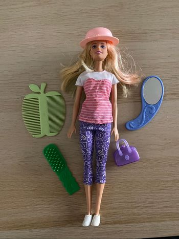 Poupee Barbie Mattel chapeau peigné accessoires 2015 201