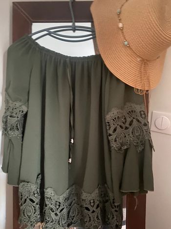 Jolie blouse avec dentelle de couleur kaki