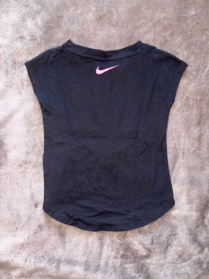 T-shirt noir Nike fille taille 3 ans en très bon état. - photo numéro 5