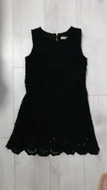 Robe noire brodée 12 ans