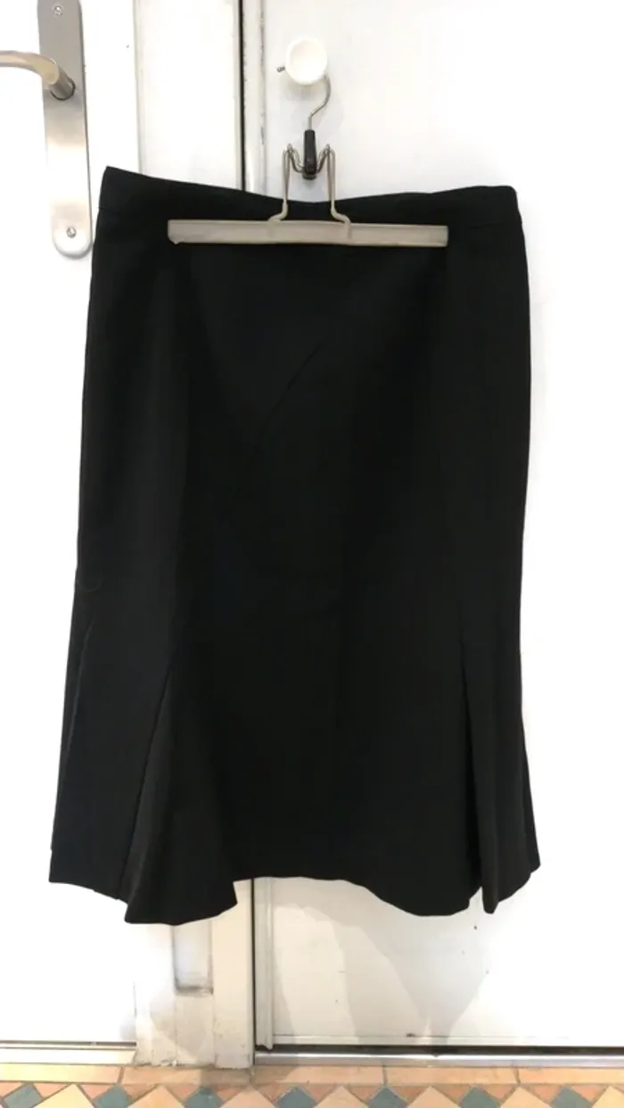 Jupe mi-longue noire 44% laine vierge