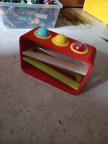 Boule qui descend de Janod la peinture à sauté à certains endroits