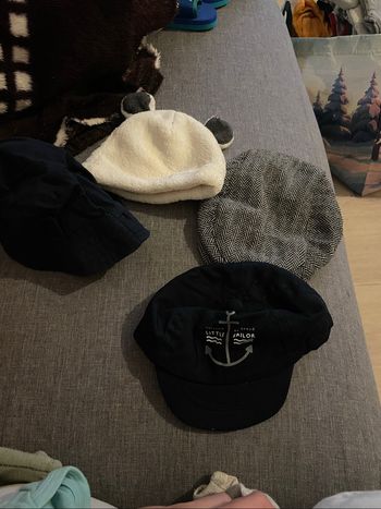 1 bob,  1 casquette , 1 boléro , 1 bonnet