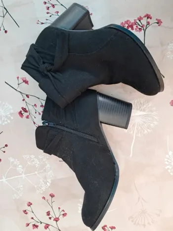 Jolies bottines noires à talons avec nœud côté, comme neuves - T39 - Ligne à suivre