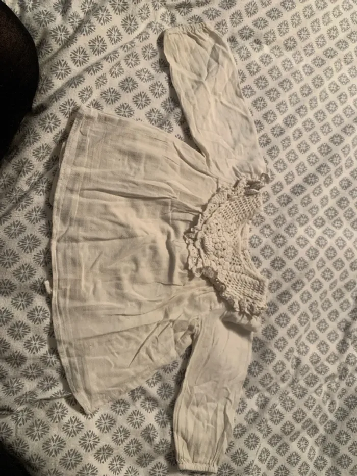 Blouse fine doublée à dentelles
