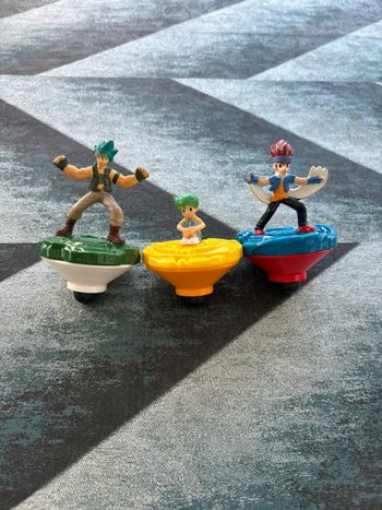 Lot de 3 toupies beyblades